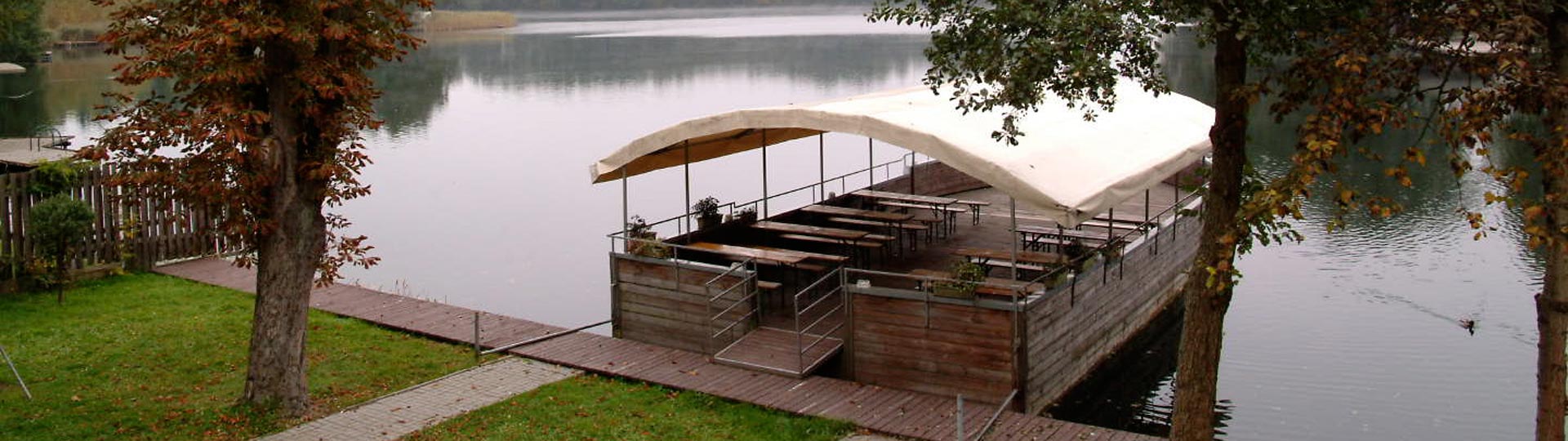 Barka nad jeziorem przy restauracji pod Basztą